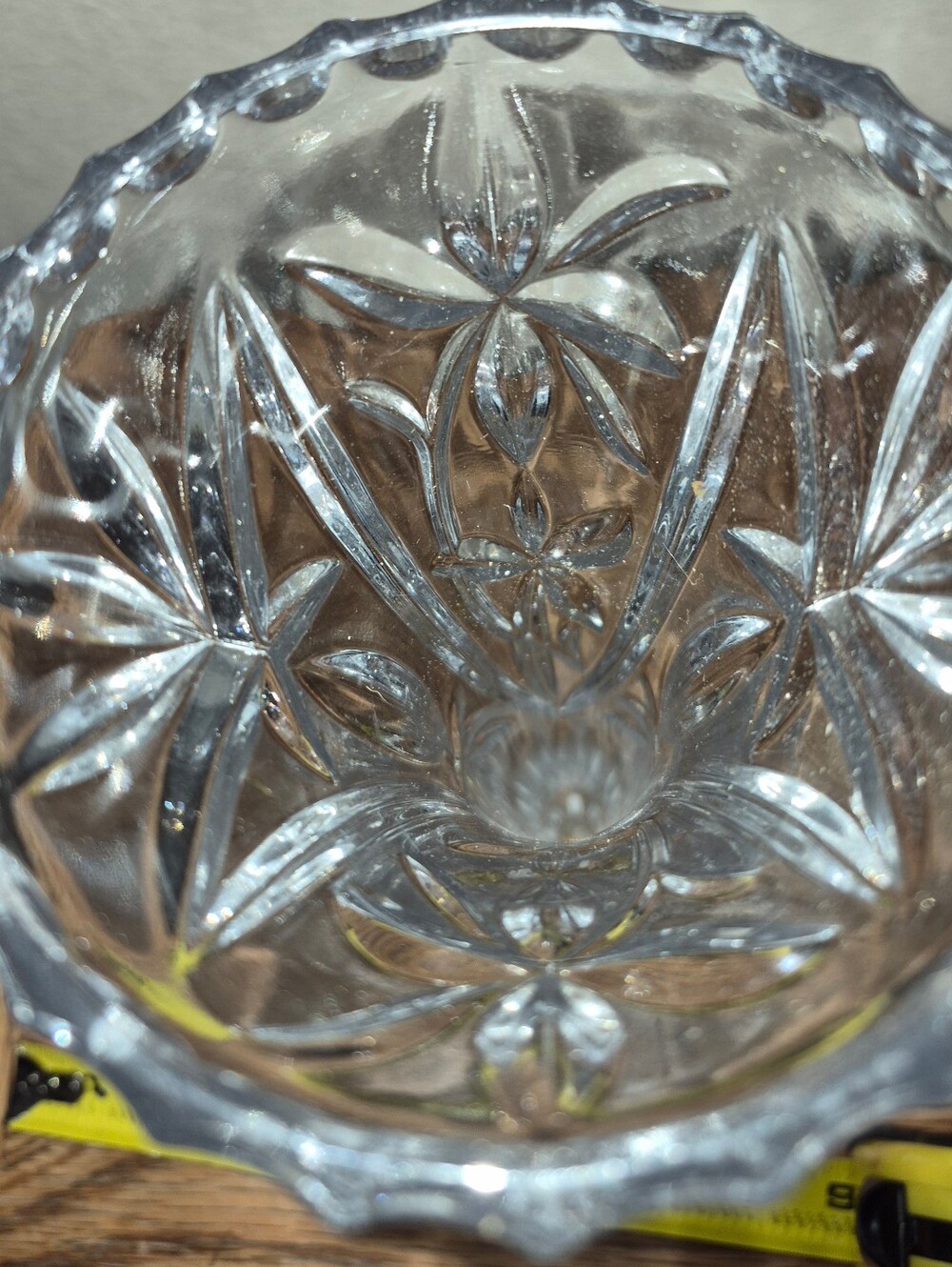 Vintage pinwheel-cut lead crystal pedestal bud vase - Picture 3 of 6